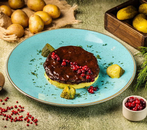 Сербская плескавица с картофельным пюре