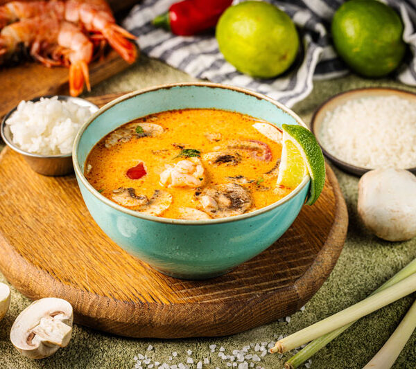 Тайский суп Том-ям с креветками и курицей